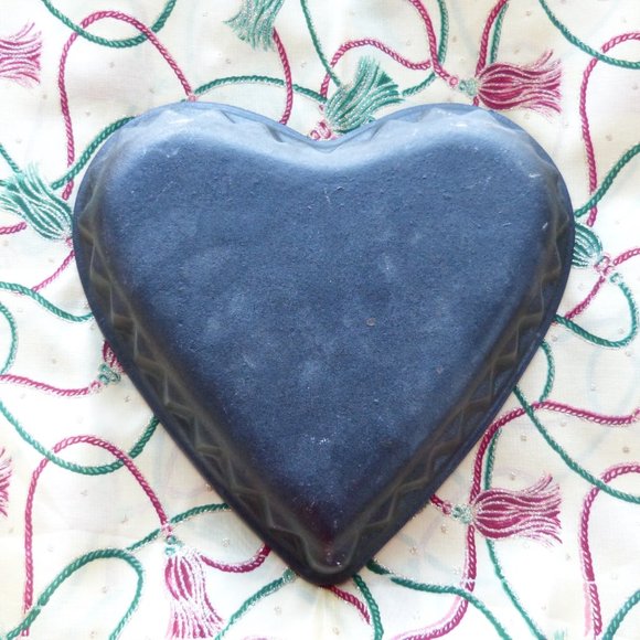 Heavy Cast Iron Heart-shaped Baking Pan - Picture 3 of 4